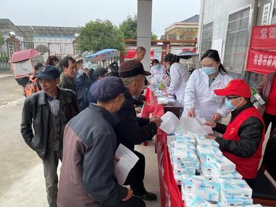 市皮防所黨員志愿者 健康義診進(jìn)鄉(xiāng)村，麻風(fēng)防治人人知，營養(yǎng)健康咨詢暖人心